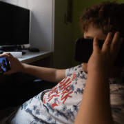 Archivo – Un niño usa el teléfono móvil y una tablet.