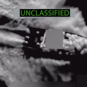 Imagen desclasificada y publicada por el Comando Sur del Ejército de Estados Unidos de una embarcación supuestamente ligada al narcotráfico y bombardeada por las fuerzas estadounidenses