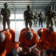 Un grupo de reos custodiados por militares para su traslado a una cárcel en Ecuador.