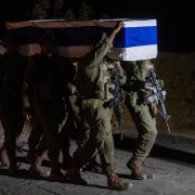 Soldados de las Fuerzas de Defensa de Israel (FDI) portan un ataúd con los restos de un rehén fallecido entregado por Hamás