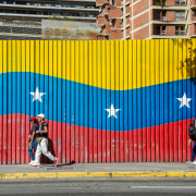 Archivo – Dos personas caminan delante de una bandera venezolana durante la concentración contra el régimen de Nicolás Maduro antes de su toma de posesión como presidente de Venezuela, a 9 de enero de 2025, en Caracas (Venezuela).
