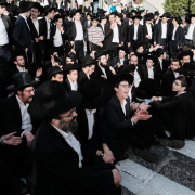 Israel.- Miles de ultraortodoxos israelíes protestan por la detención de objetores al servicio militar